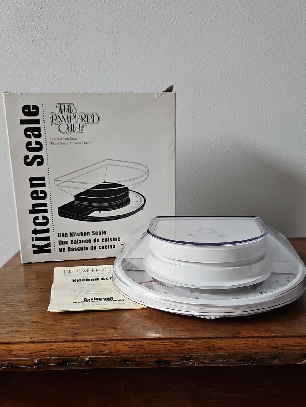 The Pampered Chef White and Clear Kitchen Scale with Removable Cover